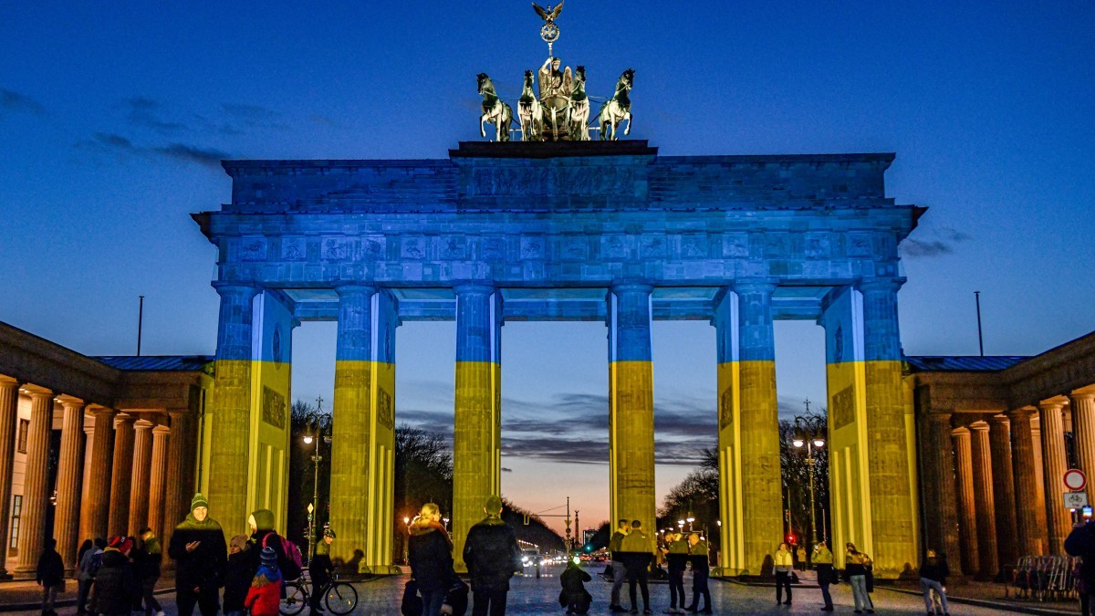 Berlin-Brandenburger-Tor-in-colours-of-Ukrain-Flag.jpg