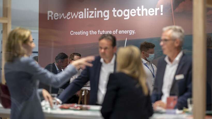 "Creating the future of Energy" Besucher und Vertriebler auf Messestand Fachmesse HusumWind