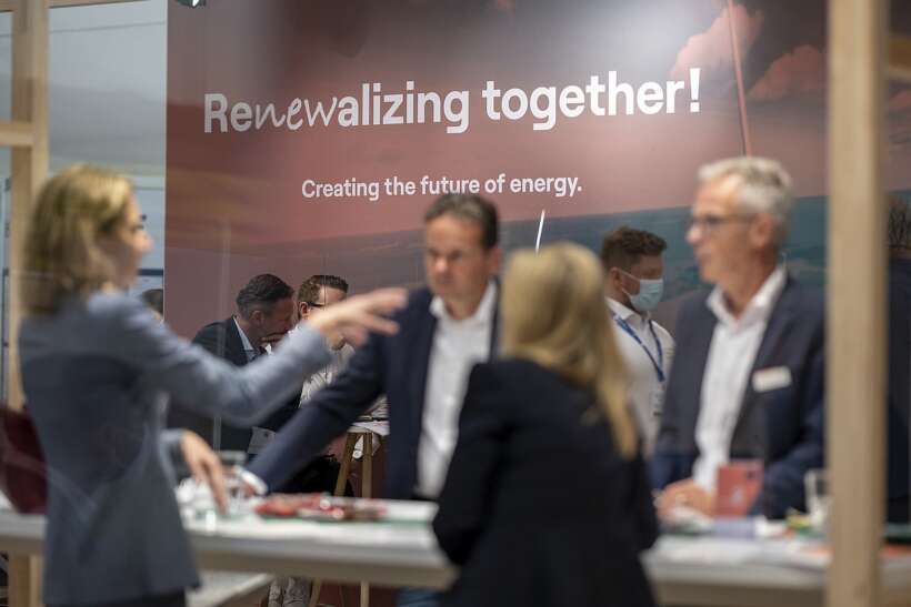 "Creating the future of Energy" Besucher und Vertriebler auf Messestand Fachmesse HusumWind