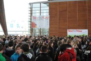 Einlass Technikfestival TectoYou Messe Hannover - Schüler warten