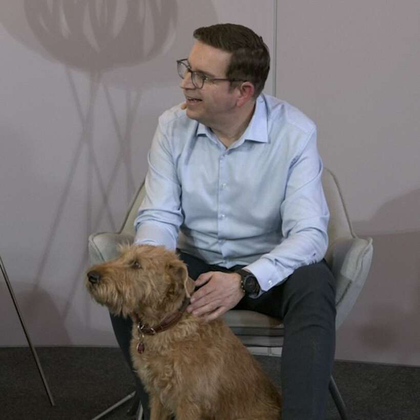 Guest in corporate livestream with his dog - his way of doing sports